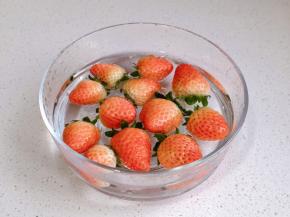 草莓泡盐水，沥干水分。