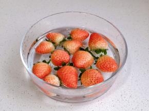 草莓泡盐水，沥干水分。