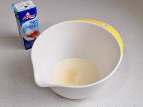 淡奶油中加糖。