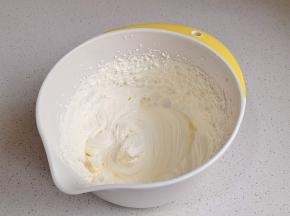 打发至明显纹路。