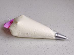 裱花袋中先放裱花嘴再装奶油。