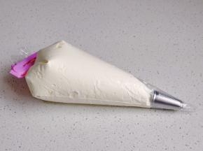 裱花袋中先放裱花嘴再装奶油。