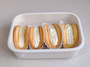 蛋糕对折，奶油竖着挤一条。