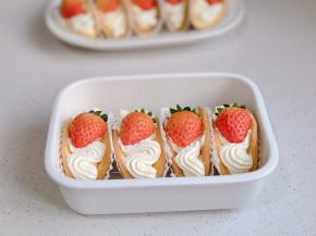 再挤出花形，装饰上草莓就好啦！