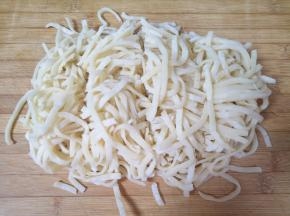 饼丝随意切几刀，翻炒的时候方便一些。