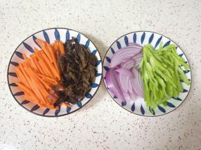 蔬菜木耳分别切成丝。