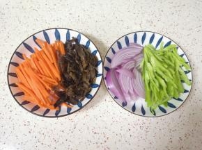 蔬菜木耳分别切成丝。