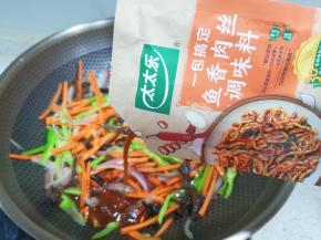 加入鱼香肉丝调味料。