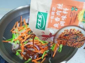 加入鱼香肉丝调味料。