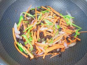 翻炒至蔬菜入味。