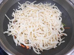 下入饼丝。