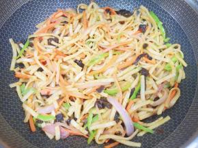 翻炒至饼丝入味即可。