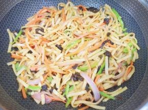 翻炒至饼丝入味即可。