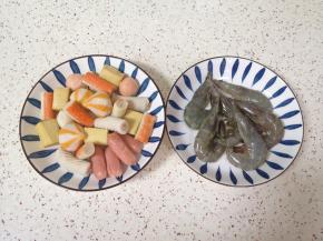 火锅丸子冲洗一下，虾剪去虾枪虾须挑出虾线。
