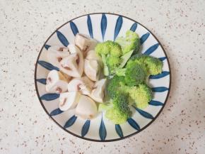 口蘑洗干净切成小块，西兰花掰成小朵洗干净。