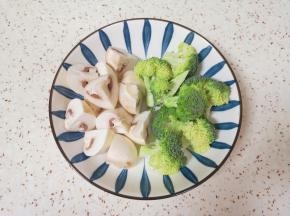 口蘑洗干净切成小块，西兰花掰成小朵洗干净。