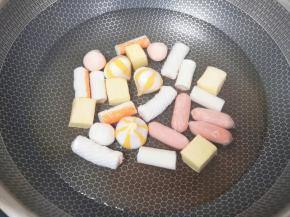 锅里放水烧开，下入火锅丸子煮至飘起。