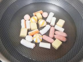 锅里放水烧开，下入火锅丸子煮至飘起。
