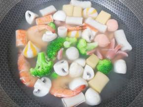 下入虾、口蘑和西兰花，煮至虾和西兰花变色关火。