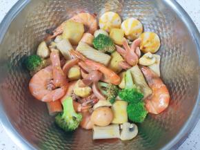 加入麻辣香锅调味料，搅拌均匀。