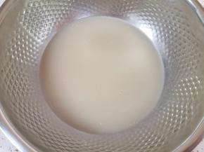 盆里倒入温水，放糖、盐和发酵粉混合均匀。