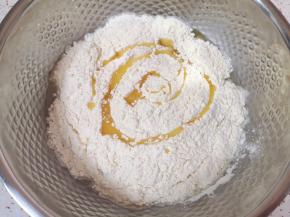 加入高筋面粉和玉米油。