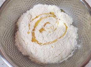 加入高筋面粉和玉米油。