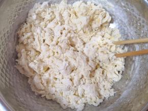 用筷子搅拌成絮状。