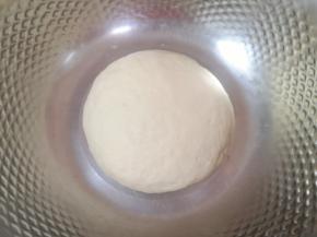 揉成光滑的面团，盖上保鲜膜发酵至两倍大。