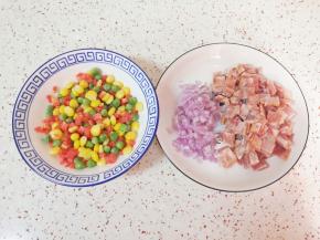 准备好豌豆、玉米粒和红萝卜丁焯水，捞出过凉水后控干水分，洋葱和培根肉分别切好。
