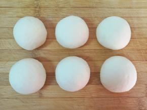 发酵好的面团揉光排气，分成6等分。