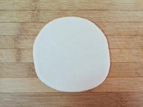 先来做需要冷冻的小披萨，计划冷冻4个，取一份面团擀成圆形的饼底。