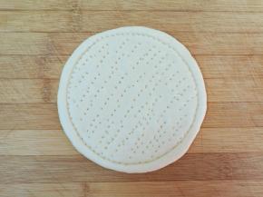 用合适大小的碗在上面扣出一个印子，用叉子扎满小孔。