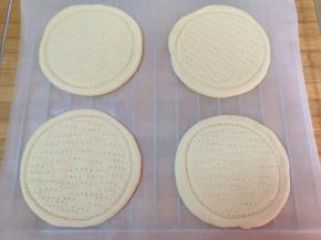 烤网铺上油纸，放上做好的饼底。