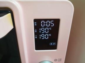 选择烤箱的“披萨”功能，上下管190度烤5分钟。