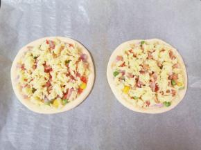 剩下的两个小披萨烤了当天吃，和上面的做法一样。