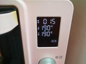 选择烤箱的“披萨”功能，上下管190度烤15分钟，上色满意后可加盖锡纸。
