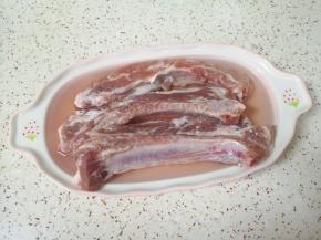 肋排条用清水浸泡一个小时左右，中间换一次水。