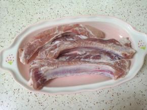 泡过的肋排条冲洗干净，用厨房用纸吸一下表面的水分。