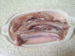 泡过的肋排条冲洗干净，用厨房用纸吸一下表面的水分。