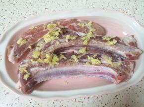 蒜瓣洗干净用压蒜器压成蒜泥，抹在肋排条上面。