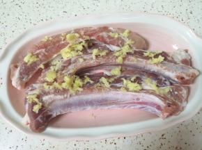 蒜瓣洗干净用压蒜器压成蒜泥，抹在肋排条上面。