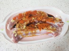 加入酱油、料酒、蚝油、2勺辣椒粉和适量的盐。