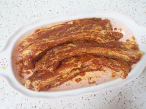 带上一次性手套抓捏均匀，盖上保鲜膜腌制2个小时以上（或者放冰箱冷藏腌制一夜）。