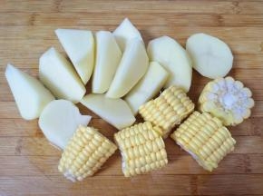 土豆去皮洗干净切成大块，玉米切成小段。