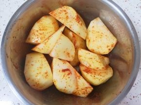 搅拌均匀，腌制10分钟左右。