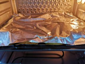 上面再盖上一层锡纸，送入预热好的烤箱。