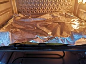 上面再盖上一层锡纸，送入预热好的烤箱。