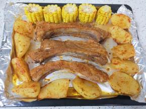 时间到以后将烤盘取出，去掉上面的锡纸，给肋排条正反面分别刷上一层腌排骨的料汁。