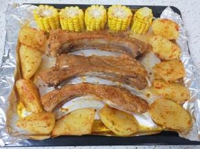 时间到以后将烤盘取出，去掉上面的锡纸，给肋排条正反面分别刷上一层腌排骨的料汁。